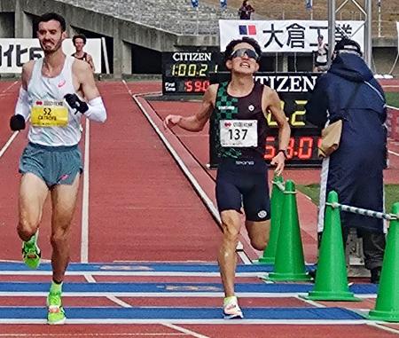 男子で日本勢トップとなる４位に入った荻久保寛也（右）＝四国化成ＭＥＧＬＩＯスタジアム