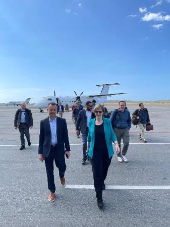 １月３１日、ベネズエラ・カラカスに到着した米国のドグ代理大使（手前右）（＠ｕｓｅｍｂａｓｓｙｖｅのＸから、ロイター＝共同）