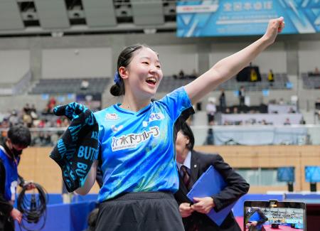 卓球の全日本選手権女子ダブルスで長崎美柚とのペアで優勝し、歓声に応える張本美和。史上初の４冠を達成＝１日、豊田市総合体育館