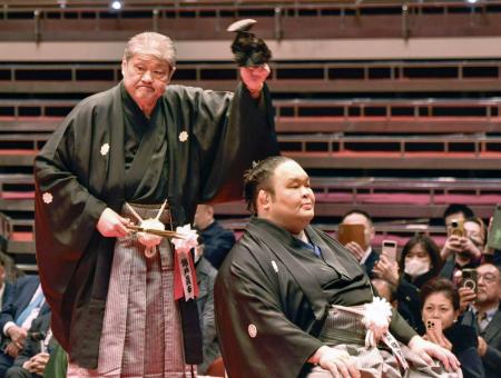 断髪式で師匠の錦戸親方（左）に最後のはさみを入れられた元幕内水戸龍＝１日、東京・両国国技館