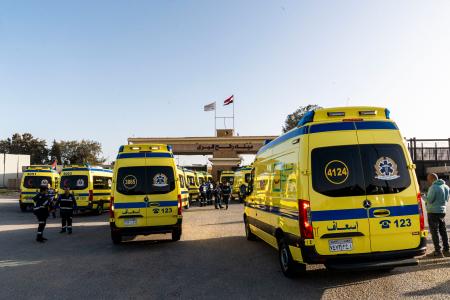 １日、パレスチナ自治区ガザとの境界となるラファ検問所のエジプト側で、待機する救急車（ゲッティ＝共同）