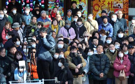 街頭演説に耳を傾ける人たち＝１日午前、東京都内