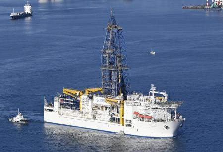 南鳥島周辺のＥＥＺ海底下にあるレアアースを含む泥を試掘するため、静岡市の清水港を出港した海洋研究開発機構の探査船「ちきゅう」＝１月