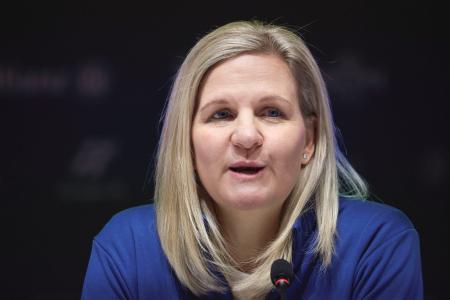 記者会見するＩＯＣのコベントリー会長＝１日、イタリア・ミラノ（共同）