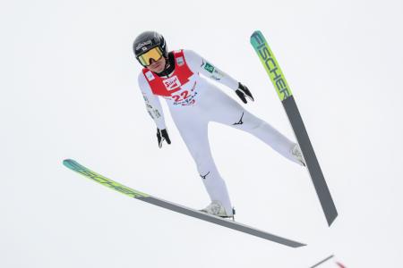 男子第１４戦の前半飛躍で２３位の渡部暁斗＝ゼーフェルト（共同）