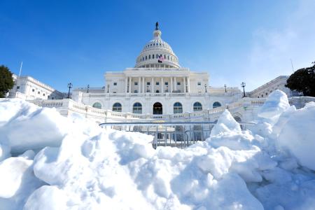 政府閉鎖２日目の米議会と雪の山＝１日、ワシントン（ロイター＝共同）