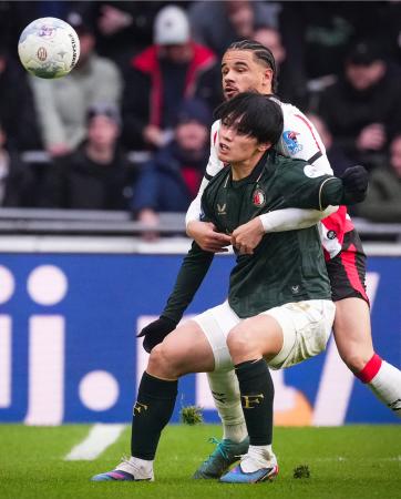 ＰＳＶアイントホーフェン戦でプレーするフェイエノールトの上田（手前）＝アイントホーフェン（共同）