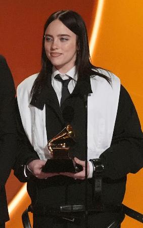 　第６８回グラミー賞で最優秀楽曲賞を受賞したビリー・アイリッシュさん＝１日、米ロサンゼルス（ＡＰ＝共同）