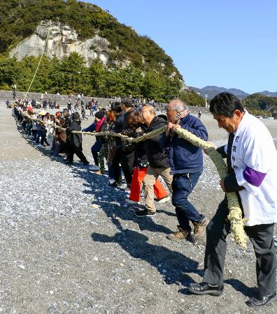 三重県熊野市の世界遺産・花窟神社で営まれた「お綱かけ神事」＝２日午前