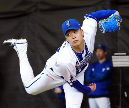 　ブルペンで投球練習するＤｅＮＡ・入江＝宜野湾