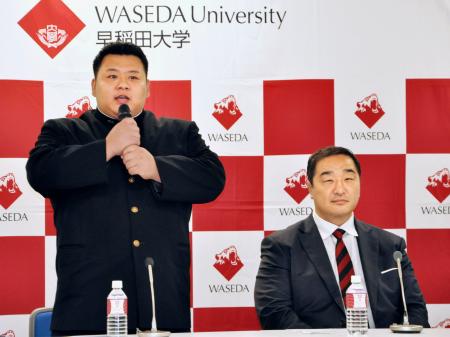 記者会見する川副楓馬。右は師匠の安治川親方＝２日、東京都新宿区の早大