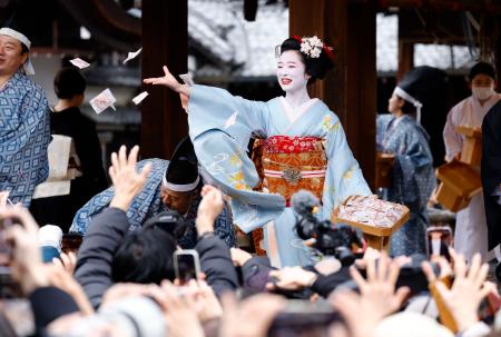八坂神社の節分祭で、１年の健康や幸福を願って豆をまく舞妓ら＝２日午後、京都市東山区