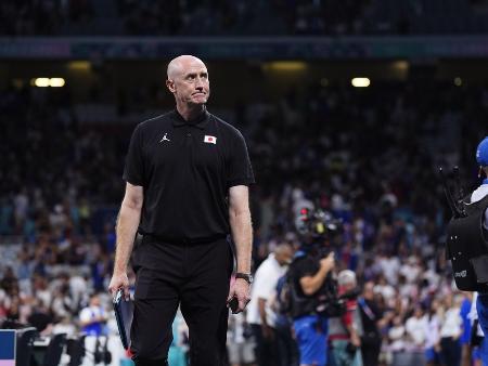 ２０２４年７月、パリ五輪でフランスに敗れ、引き揚げるトム・ホーバス監督（共同）