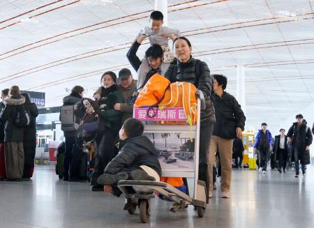 春節の帰省や旅行に伴う特別輸送態勢「春運」が始まり、北京首都国際空港を行き交う人たち。日中関係の悪化を受け、人気旅行先だった日本は大手旅行会社の集計でランキング上位１０位から外れ、訪日客は大幅に減少する見込みだ＝２日（共同）