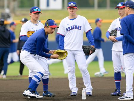 中日キャンプの早出練習で（奥左から）村松、福永、樋口に指導する川崎宗則・臨時コーチ兼選手＝北谷