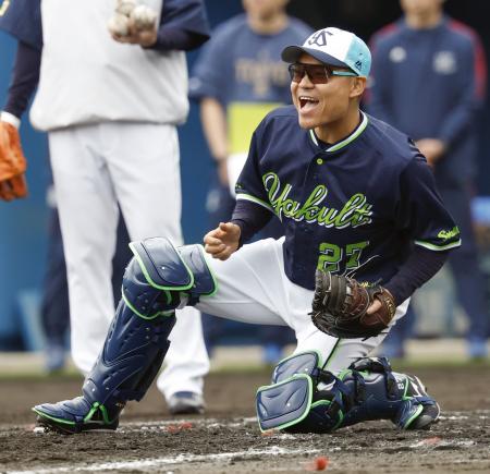 守備練習するヤクルト・中村悠＝浦添