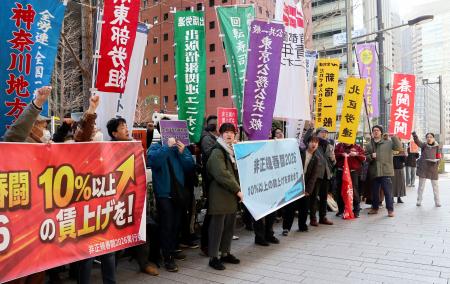 経団連会館前で、シュプレヒコールを上げる「非正規春闘」参加の組合員ら＝２日午前、東京都千代田区