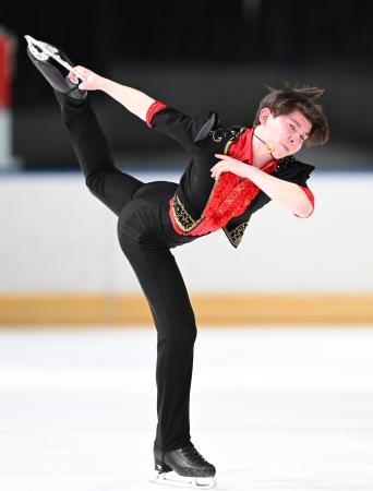 　少年男子ＳＰ　演技する千葉・中田璃士＝フラット八戸