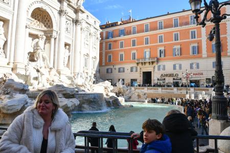 ２日、観光客への入場料が導入されたトレビの泉＝ローマ（共同）