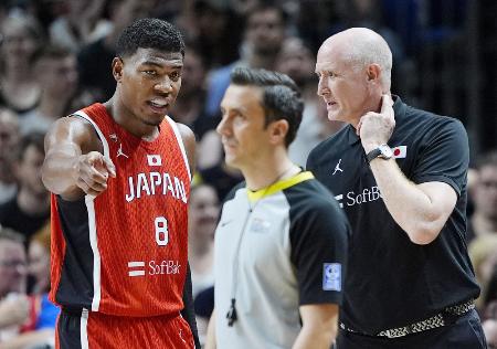 ２０２４年、バスケットボール男子強化試合のドイツ戦でホーバス監督（右）と話す八村＝ベルリン