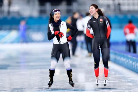 試合会場で調整中、中国の韓梅（右）と談笑する高木美帆＝ミラノ（共同）