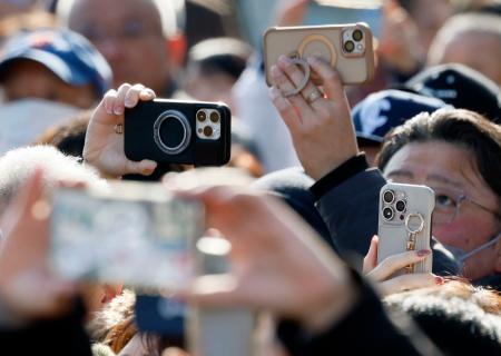 街頭演説会場でスマートフォンを向ける人たち＝２日午前、岡山県内