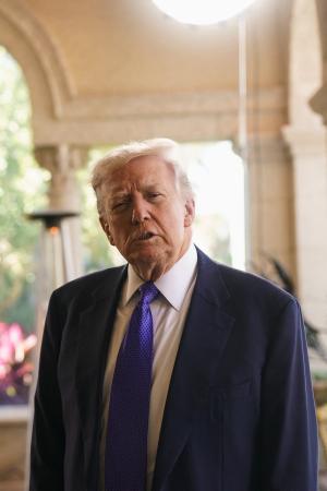 １日、米南部フロリダ州の私邸に着いたトランプ大統領（ロイター＝共同）