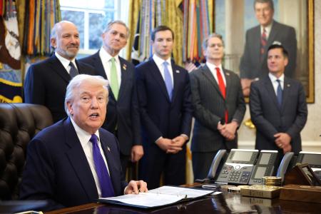 　重要鉱物の備蓄制度創設を発表するトランプ米大統領（手前）＝２日、ワシントン（ゲッティ＝共同）