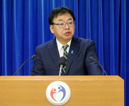 記者会見する上野厚労相＝３日午前、厚労省