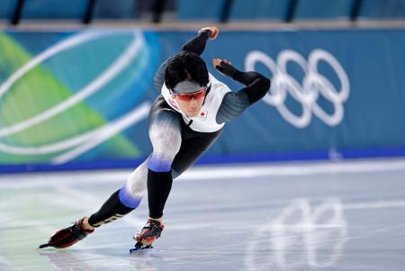 調整する倉坪克拓＝ミラノ（共同）