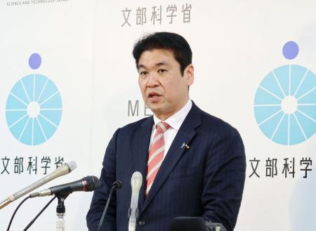 記者会見する松本文科相＝３日午前、文科省