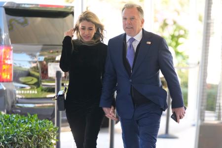 １日、米フロリダ州パームビーチに到着したウィットコフ特使（右）（ＡＰ＝共同）