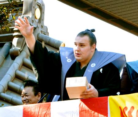 豊川稲荷東京別院で節分の豆まきに参加した安青錦＝３日、東京都港区