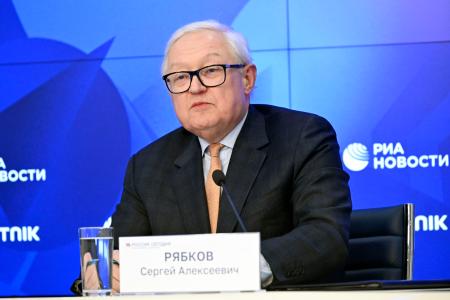 ２０２５年１１月、モスクワで記者会見するロシアのリャプコフ外務次官（共同）