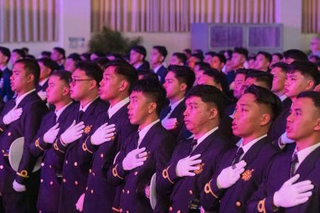 商船三井が共同運営する商船大学の卒業生たち＝３日、フィリピン・ダスマリニャス（共同）