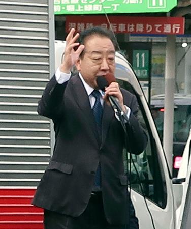 街頭演説する中道改革連合の野田共同代表＝３日午後、堺市