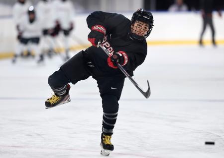 調整するアイスホッケー女子の小池詩織=ミラノ(共同)