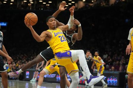 米プロバスケットボールＮＢＡで、敵地ニューヨークでのネッツ戦に途中出場したレーカーズの八村塁＝３日、ニューヨーク（ＡＰ＝共同）