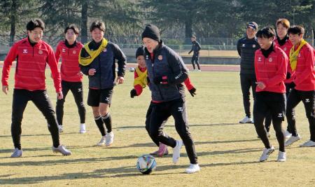 練習するＪ３福島の三浦（中央）＝千葉県成田市