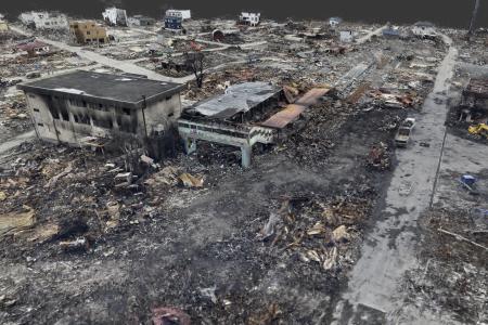 東日本大震災で津波火災の被害を受けた岩手県山田町のＪＲ陸中山田駅（中央）周辺の３Ｄ画像から。道路の黒く焦げて見える部分が火の通り道になっていたとみられる。２０１１年３月２３日に撮影した航空写真を基に、共同通信が一橋大の谷田川達也准教授と協力して作成した