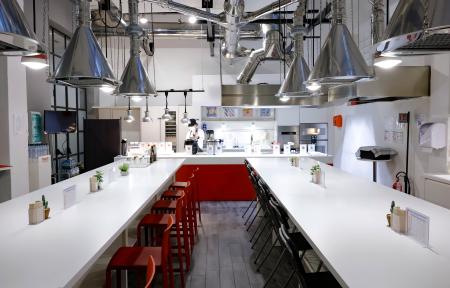 日本選手団の支援拠点に設けられた食堂＝４日、イタリア・ミラノ（共同）