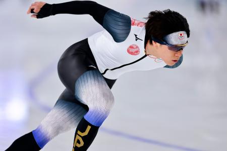 試合会場で調整する森重航＝ミラノ（共同）