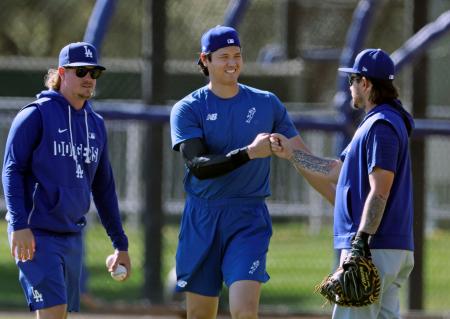 　練習中、チームメートとあいさつを交わすドジャース・大谷（中央）＝グレンデール（共同）