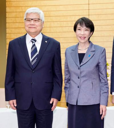 ＴＳＭＣの魏哲家会長兼ＣＥＯ（左）と写真に納まる高市首相＝５日午前、首相官邸