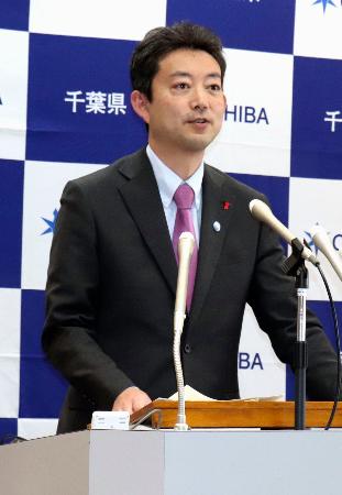 記者会見する千葉県の熊谷俊人知事＝５日午前、県庁