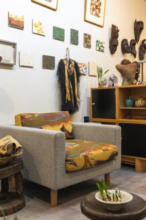 　石本藤雄さんのマリメッコテキスタイルを用いたアームソファ＝東京・高円寺（ｐｈｏｔｏ　ｂｙ　Ｍｏｕｎｔａｉｎ　Ｍｏｒｎｉｎｇ）（提供写真）