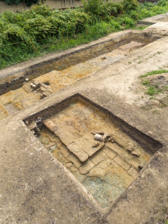奈良市の薬師寺旧境内跡の発掘で確認された創建時の大型建物跡の一部（奈良文化財研究所提供）