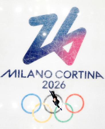 公式練習で調整する鍵山優真＝ミラノ（共同）