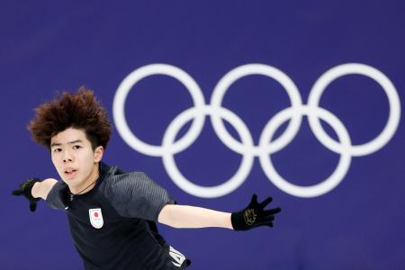 　公式練習で調整する佐藤駿＝ミラノ（共同）