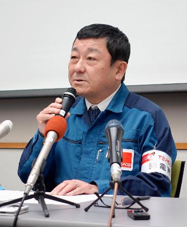記者会見する東京電力柏崎刈羽原発の稲垣武之所長。６号機の原子炉を９日に再起動すると発表した＝６日午前、新潟県刈羽村